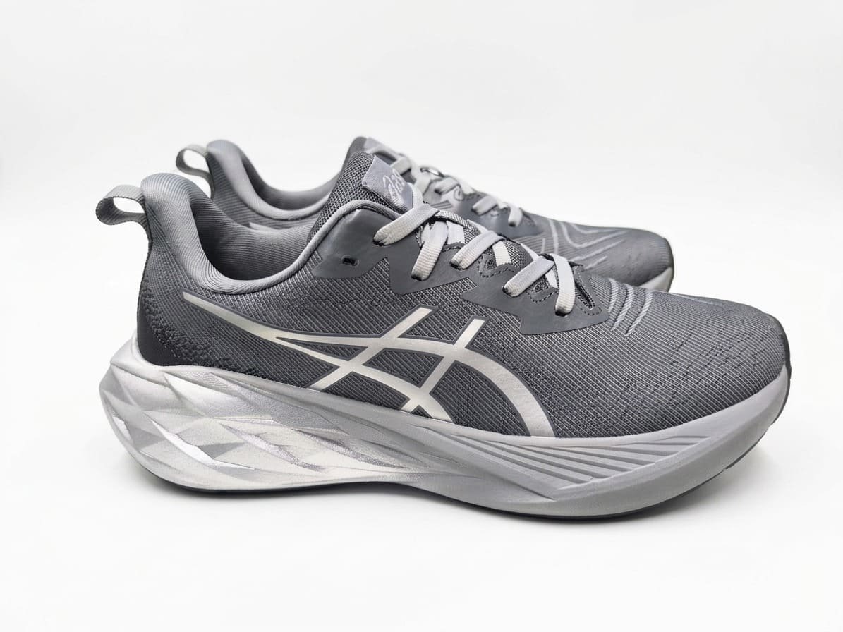 ASICS Novablast 4 Platinum GreyWhite ASICS Novablast 4 Platinum - Black/White - Image 1